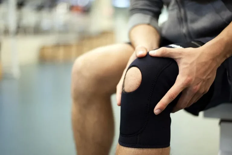 Common knee injuries in men include ligament tears, meniscus injuries, tendonitis, and cartilage damage. Knee caps help by providing compression